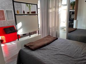 a bedroom with a bed and a large mirror at Loft Calmo ao lado do Shopping in Brasilia