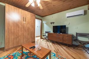 a living room with a television and a table at 4 Bdrm Dog-Friendly Territory Getaway in Galena