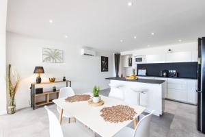 Kuchyň nebo kuchyňský kout v ubytování Baie Nettle Beach Club 3230