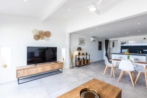 TV a/nebo společenská místnost v ubytování Baie Nettle Beach Club 3230