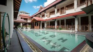 una piscina en el patio de un edificio en HOTEL SAPTA GRIA en Jetis