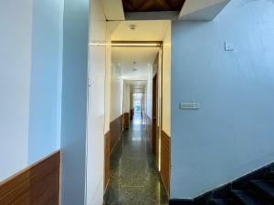um corredor num edifício com paredes azuis e um longo corredor em Hotel TBS - all-rooms-sea-view, Swimming-pool, fully-air-conditioned-hotel with-lift-and-parking-facility breakfast-included em Puri