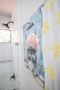 uma casa de banho com uma pintura de um pug no chuveiro em Tortuga House Playa Avellanas em Playa Avellana