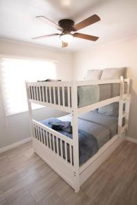 Двухъярусная кровать или двухъярусные кровати в номере Tortuga House Playa Avellanas