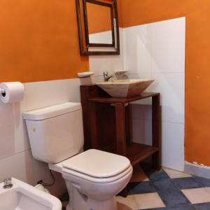 La salle de bains est pourvue de toilettes et d'un lavabo. dans l'établissement Hostal La Casa, à Aicuña