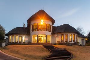 a large white house with a gambrel roof at Maclear Manor in Maclear