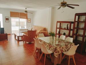 sala de estar con mesa y sofá en Casa familiar al lado de la playa, en Aguadulce