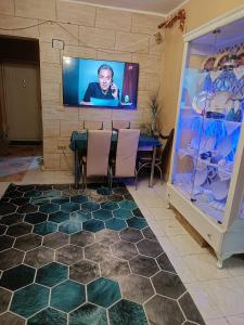 a room with a table and a tv on a wall at شقه فندقيه in ‘Ezbet el-Insha