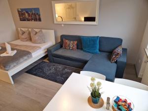 a living room with a couch and a table at Schöne Wohnung zentral Dachau(20 min zum HBF München) in Dachau