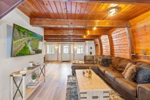 Зона вітальні в Completely Remodeled Chalet in the Woods with a Game Room