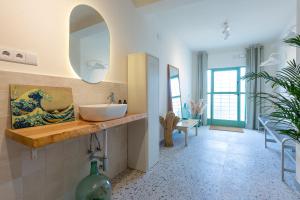 a bathroom with a sink and a mirror at La Casita del Malecón in Murcia +4 photos