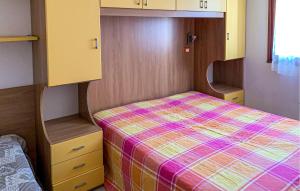 - une petite chambre avec un lit et des armoires dans l'établissement Mara 12, à Rosolina Mare