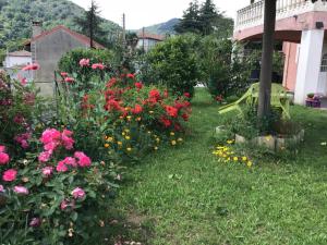 un jardín con flores de colores en el patio en Appartement Vals les bains, en Vals-les-Bains