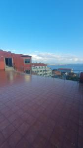 duże patio z widokiem na ocean w obiekcie Ría de Arousa w mieście Boiro