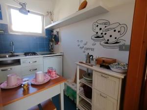 Kuchyň nebo kuchyňský kout v ubytování Casa di Arturo Mansarda