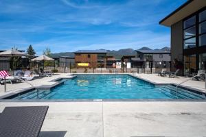 Luxury Amenities with a Central Location to Downtown and Whitefish Mountain Resortの敷地内または近くにあるプール