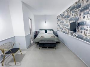 Ένα ή περισσότερα κρεβάτια σε δωμάτιο στο Saint Barth Guest House - Historic Loft in Bari