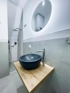 Ένα μπάνιο στο Saint Barth Guest House - Historic Loft in Bari