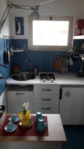 Kuchyň nebo kuchyňský kout v ubytování Casa di Arturo Mansarda