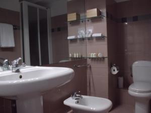 La salle de bains est pourvue d'un lavabo et de toilettes. dans l'établissement Monaco Beach Balcony Apartments, à Beausoleil