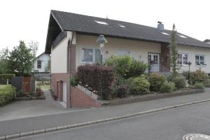 ein Haus an der Seite einer Straße in der Unterkunft Ferienwohnung Hau in Kradenbach