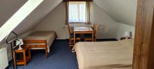 - une chambre avec un lit, un bureau et une table dans l'établissement Rezidence Lipka, à Králíky