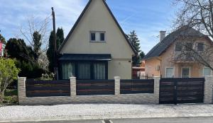 a house with a fence in front of it at Gombi nyaraló in Vonyarcvashegy