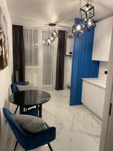 ヤレムチャにあるApartmets Club Yaremcheの青い壁のキッチン(テーブル、椅子付) +151枚の写真