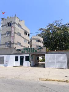 ein Gebäude mit einem Schild an der Seite in der Unterkunft Hotel El Ceibo in Macuto