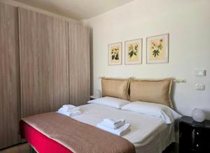 莫諾波利的住宿－Lina 840，一间卧室配有一张床,上面有两条毛巾