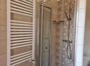 莫諾波利的住宿－Lina 840，浴室里设有玻璃门淋浴
