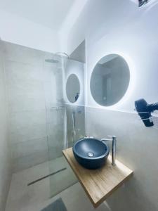 y baño con aseo negro y ducha. en Saint Barth Guest House - Steps Loft in Bari, en Bari