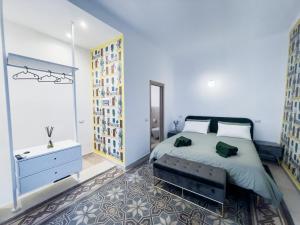 Un dormitorio con una cama, una cómoda y un espejo. en Saint Barth Guest House - Steps Loft in Bari, en Bari