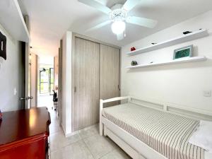 a bedroom with a bed and a ceiling fan at Lujoso Apartamento en el Quindío Eje Cafetero Aire y Wifi in La Tebaida
