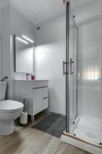 een badkamer met een toilet en een glazen douche bij Best Houses 16 - Casa do Centro in Peniche