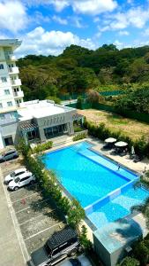 Πισίνα στο ή κοντά στο 2 BEDROOM CONDO close to SM Tungko BULACAN ideal for Family Queen bed on Bedroom 1 accessible to Bedroom 2 with sliding doors Free Wifi & Netflix to watch in a comfy sofa & twin bed Access to SWIMMING POOL entry is very affordable and kids get for free