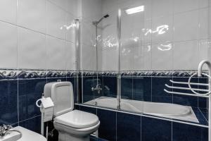 een badkamer met een toilet, een wastafel en een bad bij Best Houses 16 - Casa do Centro in Peniche