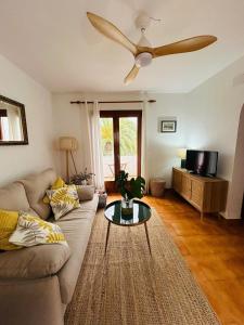 sala de estar con sofá y ventilador de techo en Apartamento Buganvilla Pool en Muntanya la Sella