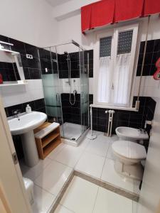 uma casa de banho com um lavatório, um WC e um chuveiro em La Finestra Sul Mondo B&B em Roma
