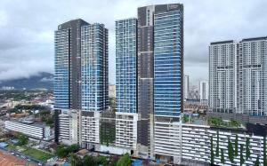 un grupo de edificios altos en una ciudad en Urban Pleasure Suites Central of GeorgeTown Jelutong, en Jelutong