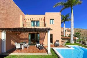ein Haus mit einer Terrasse und einem Pool in der Unterkunft Ferienhaus für 4 Personen ca 120 qm in El Salobre, Gran Canaria Südküste Gran Canaria in Maspalomas