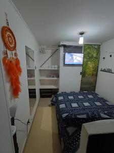 um quarto com uma cama e uma televisão em Apartamento completo cerca a embajada 1 em Bogotá