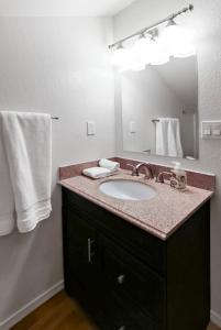 Ένα μπάνιο στο Spacious Studio Unit 5 with Gorgous Canyon Views