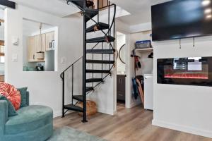 Μια τηλεόραση ή/και κέντρο ψυχαγωγίας στο Boho Southwest Modern Unit 3 with Butte Mtn Views