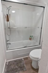 Ένα μπάνιο στο Boho Southwest Modern Unit 3 with Butte Mtn Views +9 φωτογραφίες