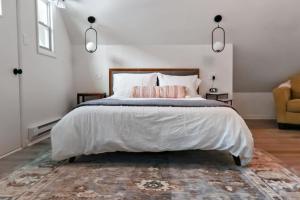 Ένα ή περισσότερα κρεβάτια σε δωμάτιο στο Boho Southwest Modern Unit 3 with Butte Mtn Views