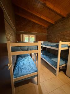 a room with two bunk beds and a window at Casa Monte Hermoso / Sauce grande in Balneario Sauce Grande