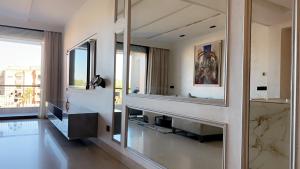 馬拉喀什的住宿－Superbe appartement de luxe a l'hivernage marrakech，一间带水槽和镜子的浴室