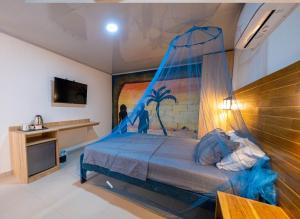 sypialnia z łóżkiem z hamakiem w pokoju w obiekcie Ambos Mundos Hotel Boutique w mieście Taganga