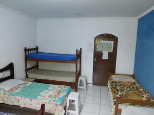 a room with two bunk beds and a door at POUSADA PERLLA's Pindamonhangaba in Pindamonhangaba